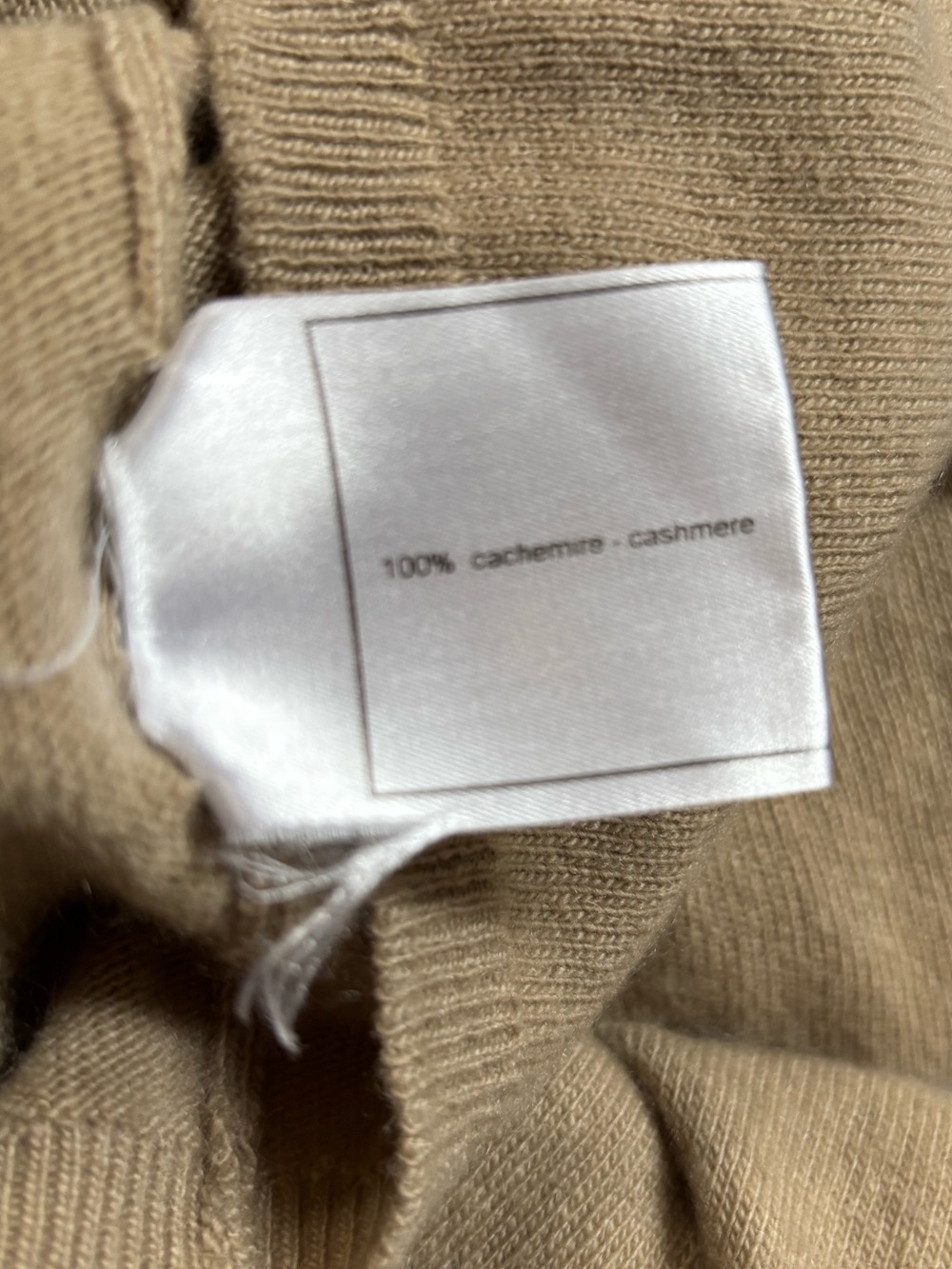 CHANEL roll-neck cashmere sweater in camel - Picture 11 of 11